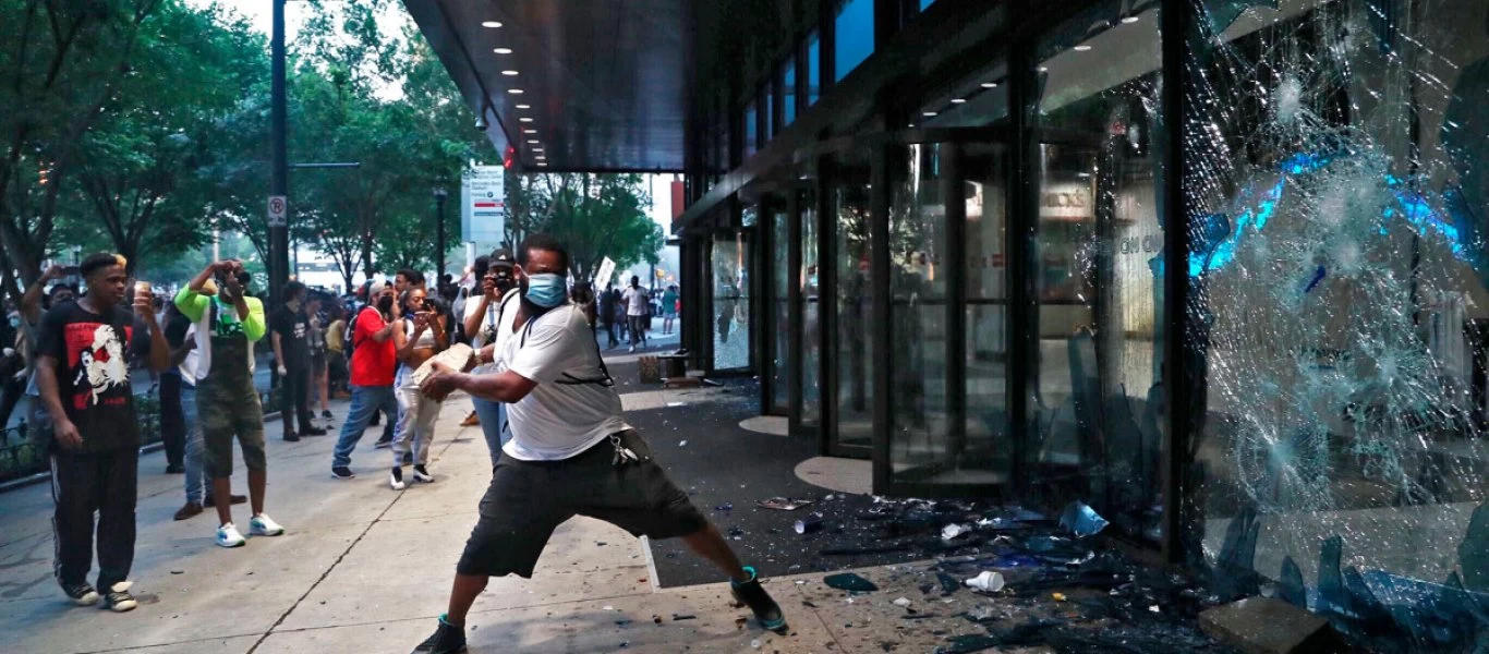 ΗΠΑ: Υπό πολιορκία το αντιπολιτευτικό CNN - Διαδηλωτές έκαψαν περιπολικό (βίντεο)
